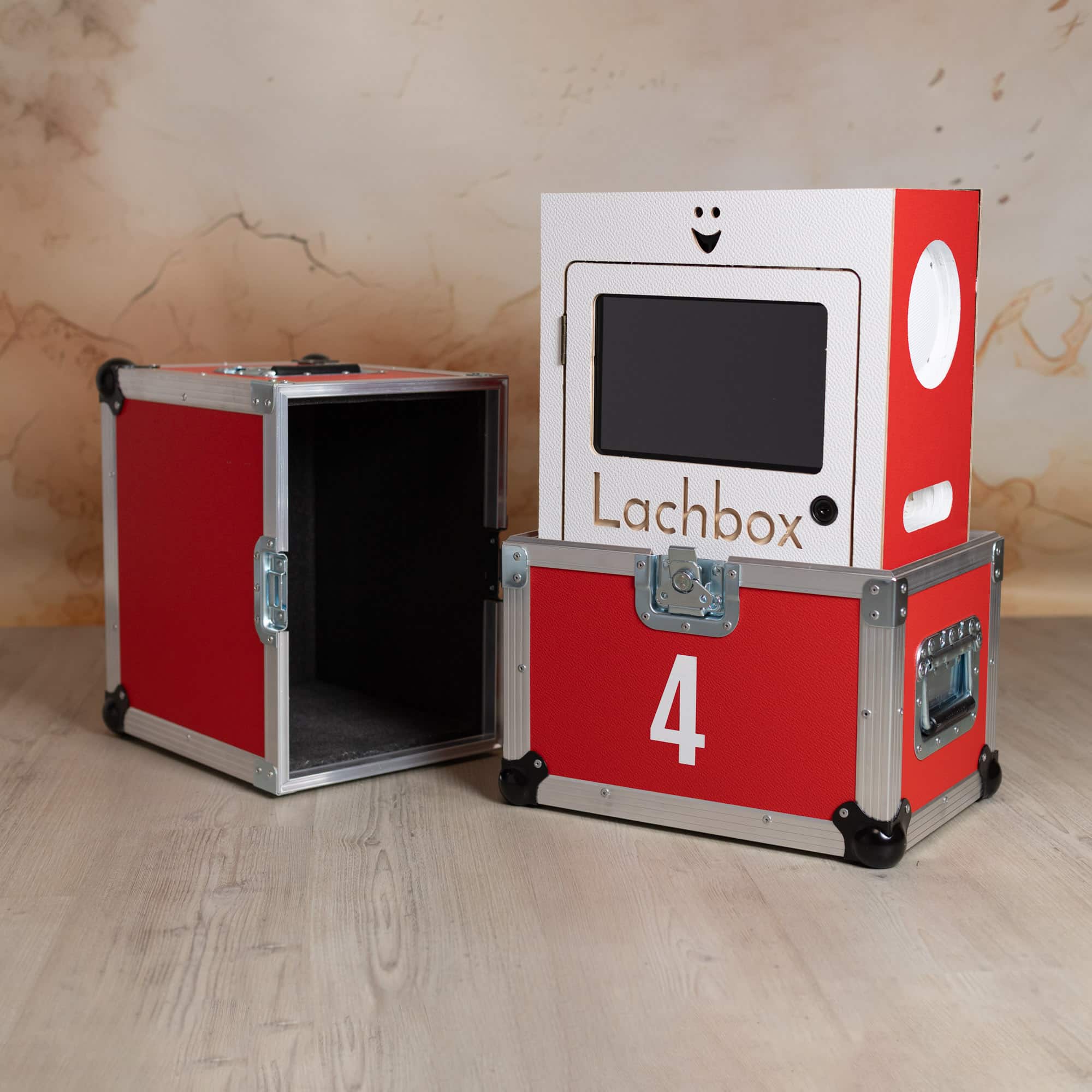 Die Lachbox 4 „Romantiker“ komplett aufgebaut mit Stativ, Studiolicht und Drucker