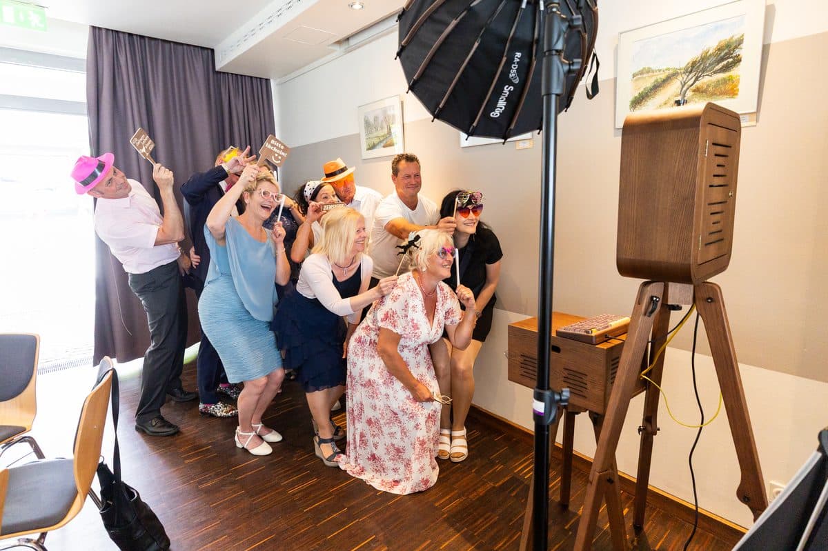 Fotobox mieten — Gäste bei der Hochzeit an der Lachbox im Vogtland