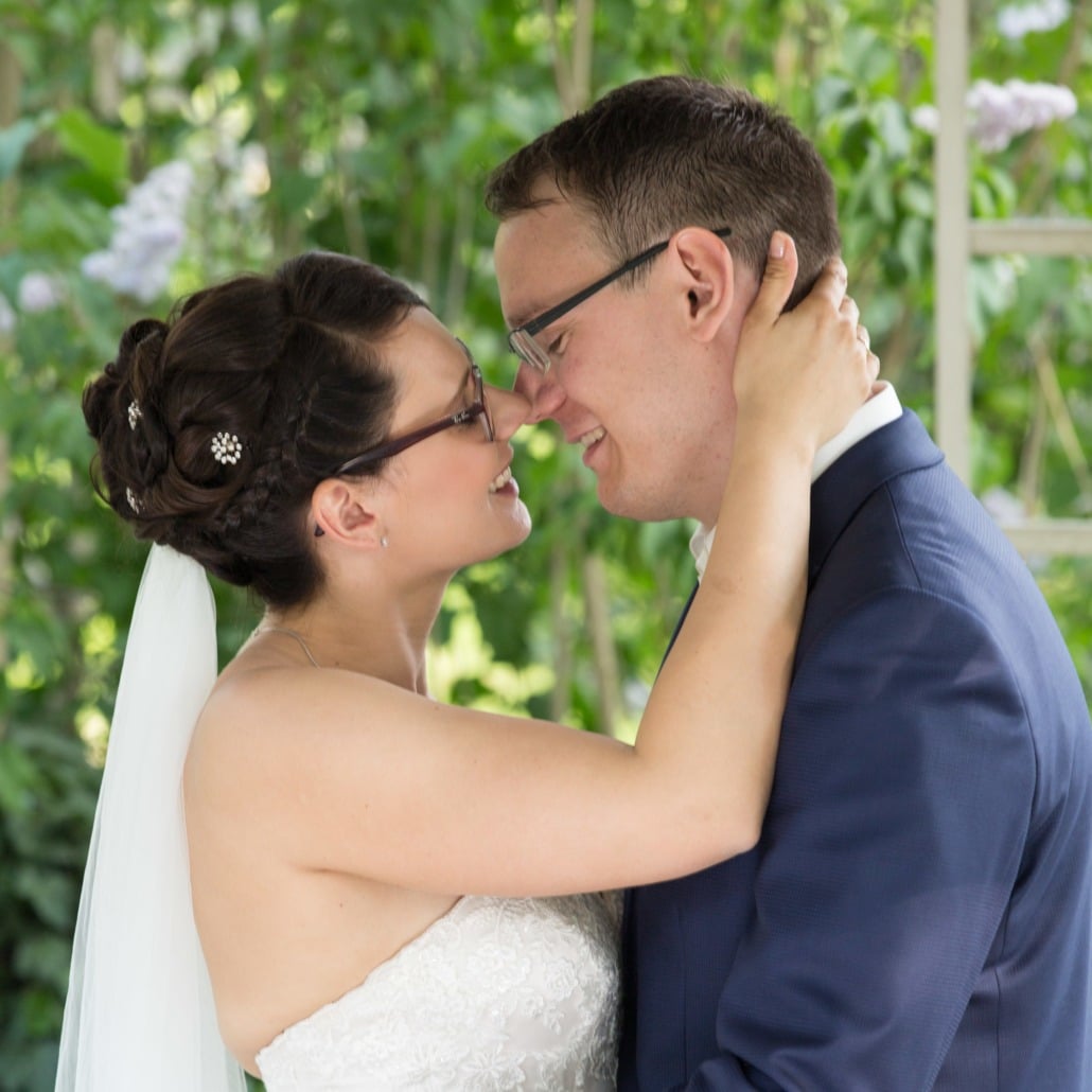 Brautpaar Theresa und Rico Nase an Nase bei ihrer Hochzeit im Denkmalhof Schlagwitz